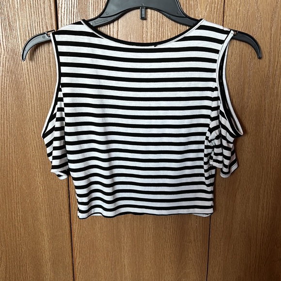 Lush cold shoulder striped crop top - Picture 3 of 3